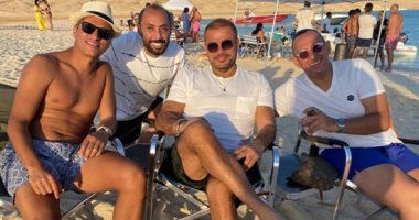 أحدث ظهور للهضبة عمرو دياب فى الجونة مع أصدقائه