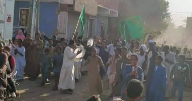 "زفة وموكب على جمل يجوب الشوارع".. أهالى قرية الحلة بإسنا يحتفلون بمولد النب.. صور