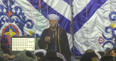 "التهامى" و"الدشناوى" يشعلان الاحتفال بالليلة الختامية للمولد النبوى فى أسوان.. مئات المحبين يصطفون للمشاركة فى المديح قرب "ساحة المدينة".. وإجراءات مكافحة "كورونا" تمنع إقامة "دورة المولد".. صور