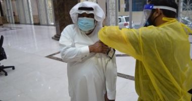 رئاسة الحرمين تبادر بتطعيم موظفى مكتبة الحرم المكى من الإنفلونزا الموسمية.. صور