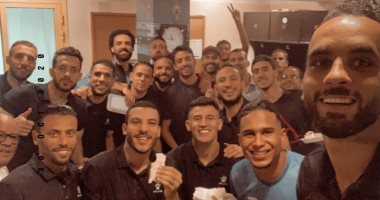 طاهر محمد يسجل اللحظات الأخيرة مع المقاولون بـتورتة ودش ومغطس ثلج