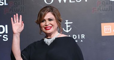 إلهام شاهين: مبوستش إيد حد فى السينما قبل كده غير أمينة خليل فى "حظر تجول" 