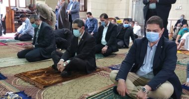 وزير قطاع الأعمال ومحافظ الغربية يؤديان صلاة الجمعة قبل تكريم لاعبى غزل المحلة.. صور