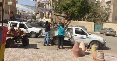 إزالة الإشغالات والحواجز الخرسانية ورصف شارع المركز بالقوصية فى أسيوط