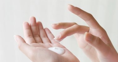 وصفات طبيعية لترطيب اليدين .. ضرورية لو بتستخدمى كحول كتير