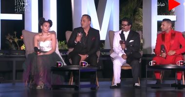 "أبهرتينا بجنحاتك دى طيرى بقى".. لميس الحديدى تعلق على إطلالات أبطال مسلسل "بـ100 وش" فى حفل ختام مهرجان الجونة.. ومصطفى دوريش: أمى قبل وفاتها قالتلى مش هقتنع أنك ممثل غير لما تطلع مع لميس الحديدى.. فيديو
