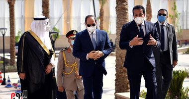 السيسى يشاهد فيلما وثائقيا بعنوان "طريق الأمل" خلال افتتاحه مشروعات بسيناء