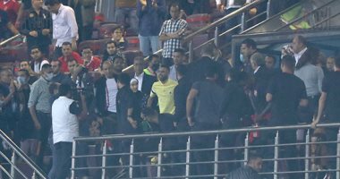 مؤمن زكريا يصل ملعب مباراة الأهلى والطلائع لتسليم درع الدورى للمارد الأحمر