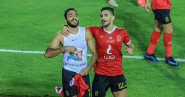 محمد فضل يفتعل أزمة مع كهربا خلال تسليم الأهلى درع الدورى الـ 42.. فيديو