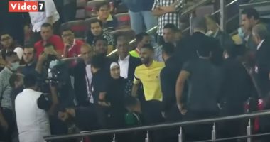 شاهد كيف استقبل الجمهور مؤمن زكريا لحظة دخوله مباراة الأهلي وطلائع الجيش