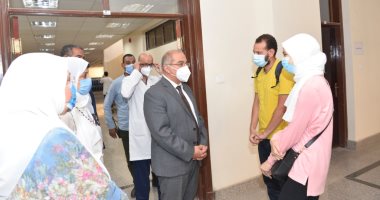 رئيس جامعة أسيوط يتابع تطبيق نظام التعليم الهجين بكلية طب الأسنان.. فيديو وصور