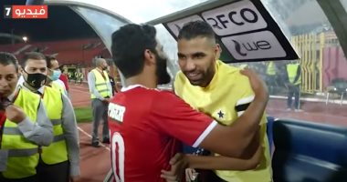صالح جمعة يستقبل مؤمن زكريا بالأحضان في مباراة الأهلى وطلائع الجيش