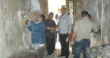 صور.. إخلاء إدارى لعقار بمدينة ميت غمر بالدقهلية صدر له قرار إزالة