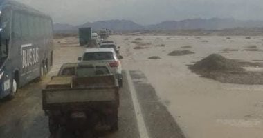 غلق طريق الغردقة غارب بسبب سقوط أمطار غزيرة بالكيلو 60.. صور