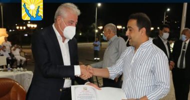 محافظ جنوب سيناء يُكرم عمال النظافة بشرم الشيخ والمتفوقين رياضياً.. صور