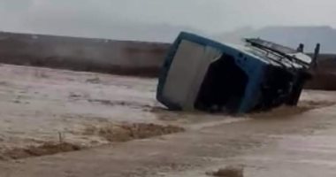 الأمطار تجرف أتوبيس وسيارة نقل على طريق غارب الغردقة دون إصابات .. صور