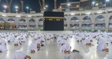 أول أفواج ضيوف الرحمن من خارج السعودية يؤدون العمرة بعد توقف 8 أشهر.. ألبوم صور