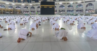 المصلون بالمسجد الحرام وسط أجواء روحانية مع انطلاق المرحلة الثالثة.. صور