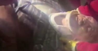 إنقاذ رجل سبعينى ظل 33 ساعة تحت أنقاض مبنى منهار أثر زلزال إزمير.. فيديو