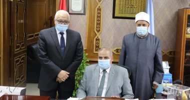 رئيس جامعة الأزهر يصل مكتبه بعد سلبية مسحة كورونا.. صور