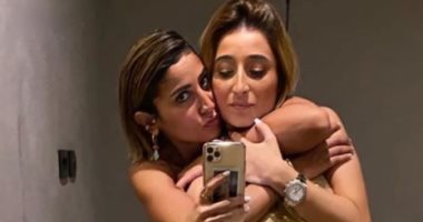 دينا الشربينى تحتضن زينة عامر منيب أثناء مهرجان الجونة السينمائى.. صور