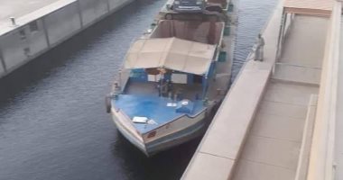 استمرار مرور العائمات السياحية والنقل النهرى عبر هويسى قناطر إسنا الجديدة