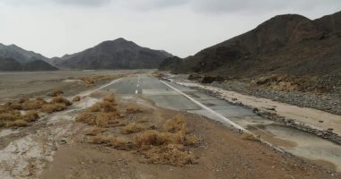 شاهد أثار الأمطار الغزيرة على طريق سفاجا - سوهاج.. صور وفيديو