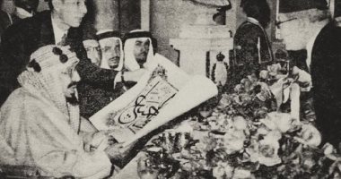 وزير ثقافة السعودية ينشر صورة للملك المؤسس وخطاط مصرى بمناسبة عام الخط العربي