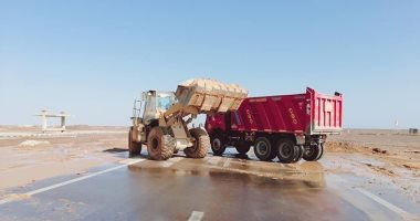 إعادة فتح طريق الغردقة - غارب بعد غلقه بسبب السيول.. صور 