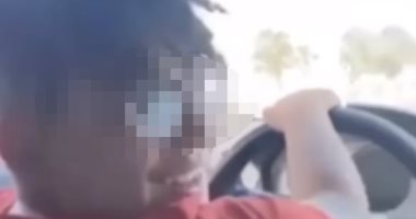 مغردون يعبرون عن استيائهم من تصرفات طفل المرور المتهم بالتنمر على رجل الشرطة