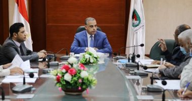 محافظ سوهاج يبحث معوقات مشروع الصرف الصحى لثلاث قرى بطهطا