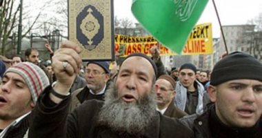 بعد محاصرتهم فى مصر.. الإخوان فى أوروبا يستفيدون من قوانين الحريات ويبنون شبكة لتجنيد آخرين فى نزاعات ممولة.. والجمعية الإسلامية غرب ألمانيا "ستار" لاستقطاب الجدد.. الاستخبارات الألمانية: الجماعة أخطر من "داعش"