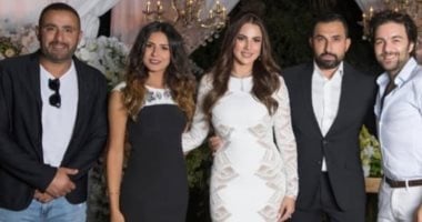 أحمد السقا وشريف رمزى أول الحاضرين لحفل زفاف درة