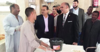 رئيس جامعة الأقصر يتفقد المدن الجامعية واستمع لآراء الطلاب فى الوجبات.. صور