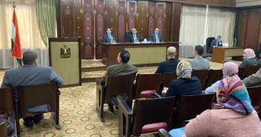 وزير شئون المجالس النيابية يلتقى العاملين بالوزارة لمتابعة خطة التحول الرقمى