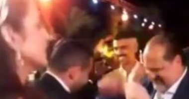 خالد الصاوى يرقص مع درة وزوجها بحفل زفافهما فى الجونة.. فيديو