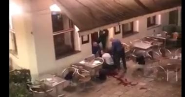 لحظة إطلاق النار على كنيس يهودى وسط فيينا وانتشار الشرطة بمحيط الحادث.. فيديو