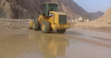 رفع آثار السيول بالطريق الرئيسى بمدينة طور سيناء.. صور