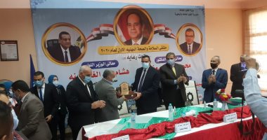 صور.. وزير القوى العاملة يوزع شهادات أمان على العمالة غير المننتظمه بالبحيرة