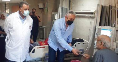 رئيس مجلس مدينة الأقصر يوزع 275 كمامة على مرضى الكلى.. صور