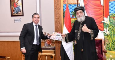 البابا تواضروس يهدى سفير مصر بقبرص مجسما للعائلة المقدسة