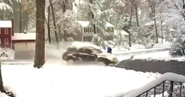 أمريكى ينجو بأعجوبة من الدهس أسفل سيارة بسبب ثلوج على الطريق.. فيديو
