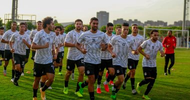 قبل القمة الأفريقية.. نجوم الأهلى والزمالك "حبايب" في مران المنتخب.. فيديو