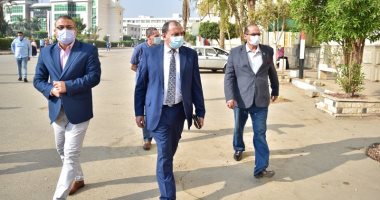 صور.. رئيس جامعة بنى سويف يشدد على الالتزام بالإجراءات الاحترازية