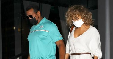 جينيفر لوبيز وخطيبها أليكس رودريجيز بالكمامات فى عشاء رومانسي
