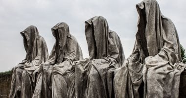 100 منحوتة عالمية.. "حراس الوقت" لسنا وحدنا فى العالم