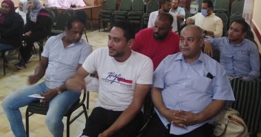 صور.. إقبال المواطنين على شراء كراسات شروط مجمع صناعات الغردقة للحصول علي مصنع صغير 