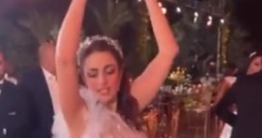 درة ترقص باليه على أغنية Je t'aime خلال حفل زفافها.. فيديو 