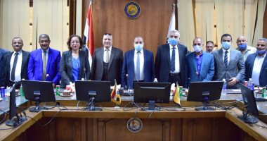 رئيس جامعة بنى سويف يشهد حفل تكريم المحالين للمعاش من الإدارة القانونية