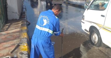 صور.. أحياء الإسكندرية تكثف أعمال رفع مياه الأمطار من الكورنيش والشوراع الرئيسية